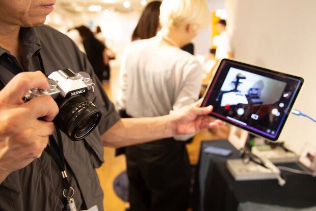 ビンテージカメラのようなルックスで、中身は最新デジタル機器なのです