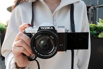 【4億円調達の話題作】カメラマニアが感動…懐かしさと革新を融合した新世代デジカメ「YASHICA FX-D」が日本上陸！