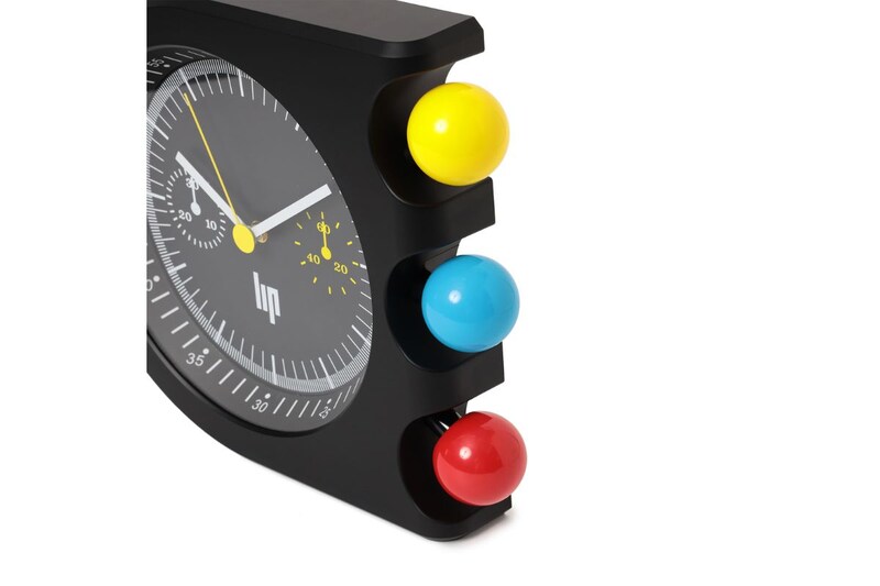 象徴的な黄・青・赤の球体は、腕時計におけるクロノグラフボタンから“時を彩るリズムパーツ”へと進化