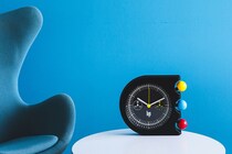 「名作腕時計が壁掛けに!?」ロジェ・タロンが手がけた“LIP マッハ 2000”の伝説的フォルムを30cmスケールで再構築