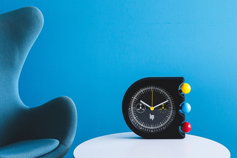 「名作腕時計が壁掛けに!?」ロジェ・タロンが手がけた“LIP マッハ 2000”の伝説的フォルムを30cmスケールで再構築