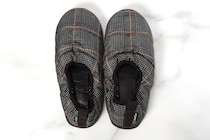 【ワークマンの凄すぎるルームシューズ】まさに履く断熱材!? 1280円でこの暖かさは反則！神コスパな一足を徹底検証