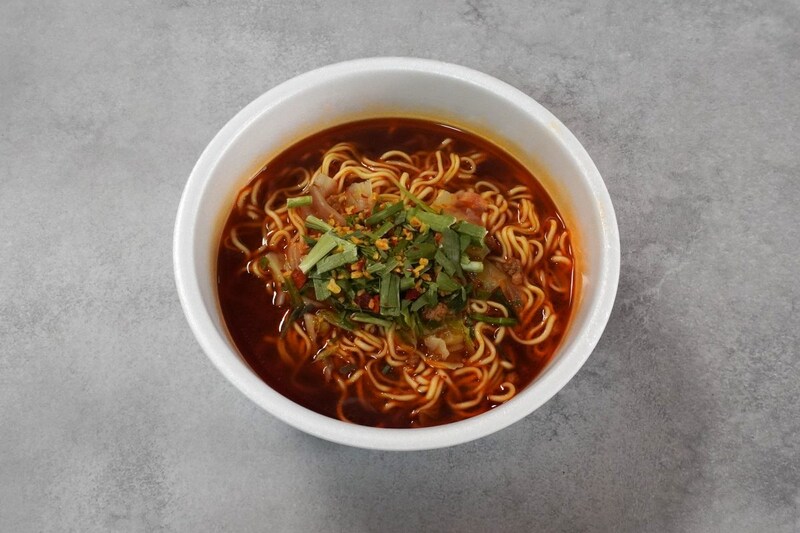 唐辛子の強めの辛みが最初にやってきて、後から醤油の甘じょっぱい旨みが感じられ、商品名の通り旨辛な味わいが口の中に広がります。後味は醤油のコクメインで、なんとも言えず後を引く感じ。