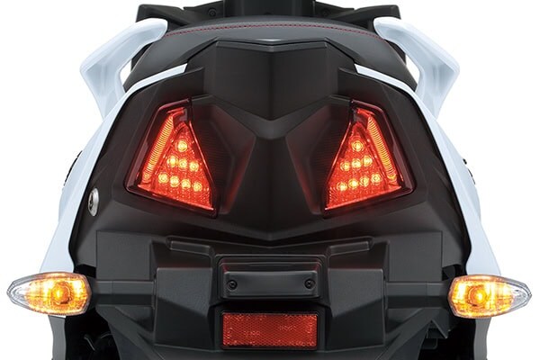 一目で車種が分かる個性的なLEDテール＆ストップランプ