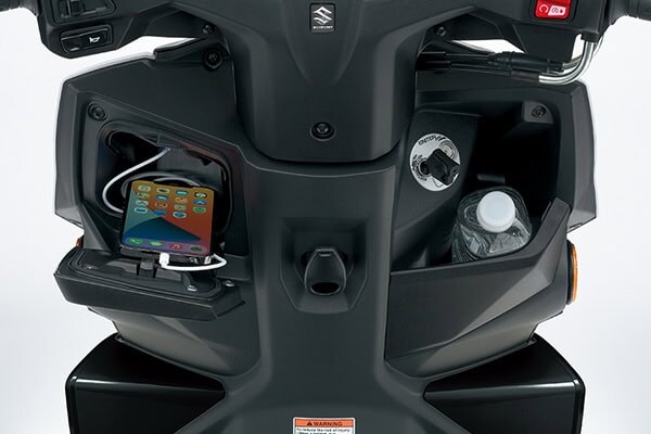 スマートフォンの充電などが可能なUSBソケット（TYPE-A）を備えたボックスとオープンタイプのインナーラック