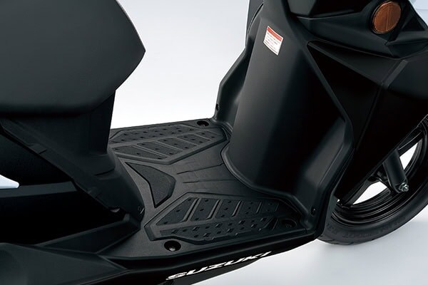 ライダーが自由なポジションを取ることができるゆとりのあるフロアボード