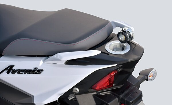 給油口はシート後方に設置され、シートを開けることなく給油が可能