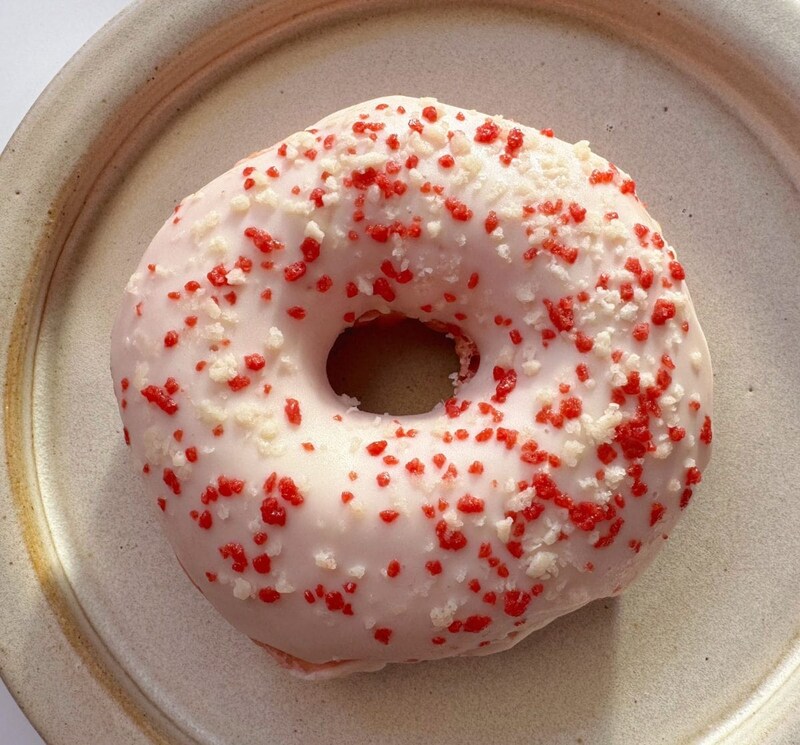 ふんわりと優しい甘さ「いちごミルクホイップドーナツ」