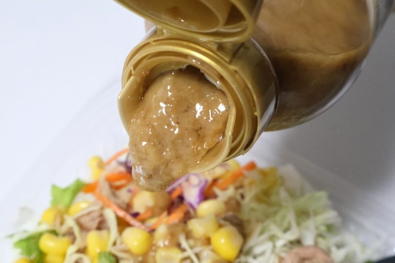 ゆっくりと出てくる、かなり粘度の高いドレッシング