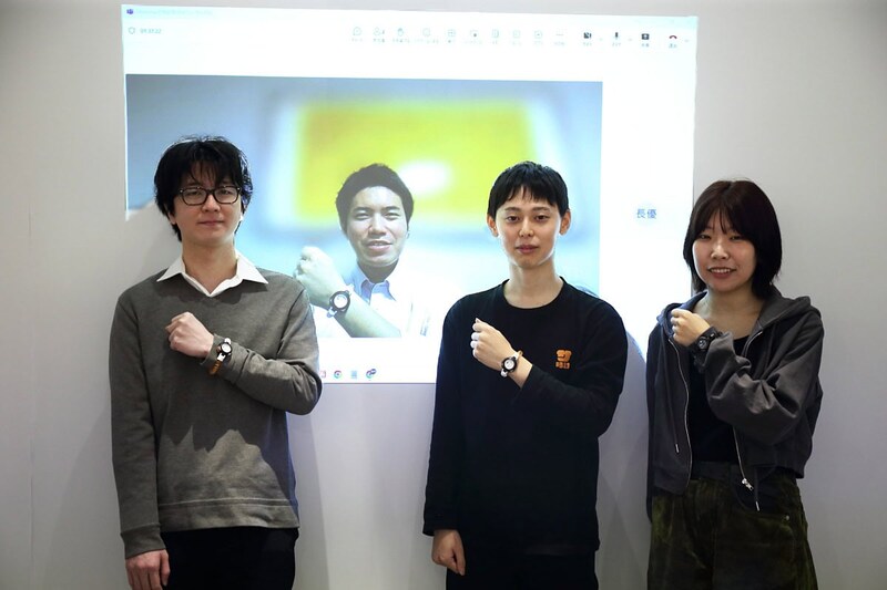 左から、ソフト開発担当の百貫将吾さん、外装設計担当の小林義弘さん、実装設計担当でプロジェクトリーダーの山田真司さん、デザイン担当の鈴木千裕さん