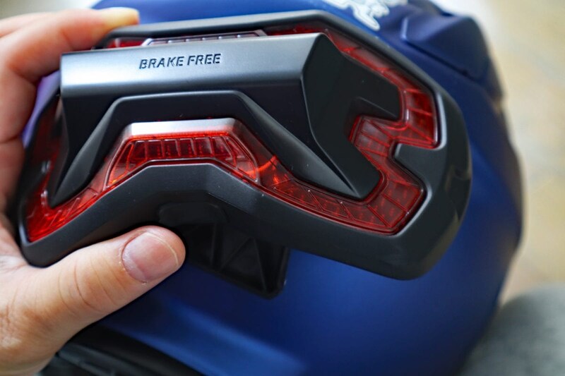 ヘルメットにマウントを付けたら本体をセット