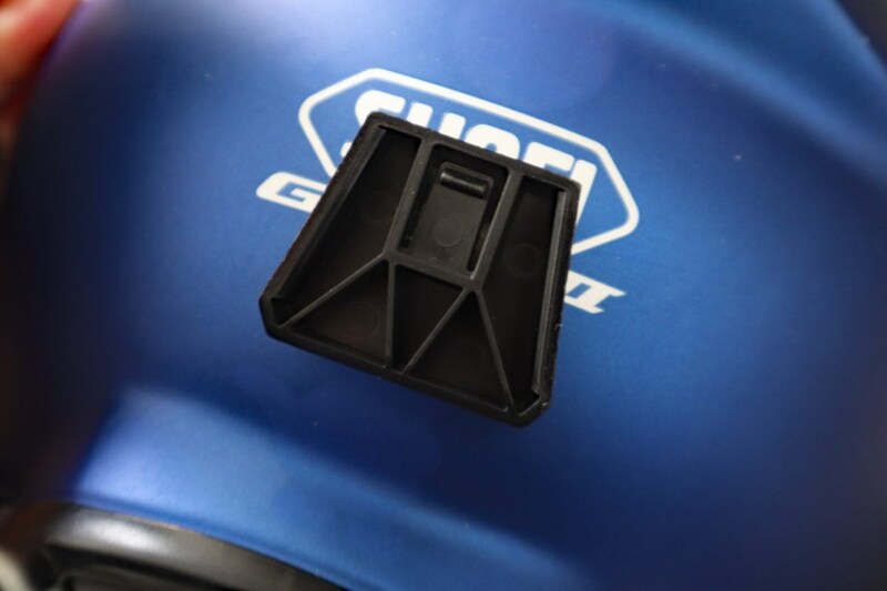 マウントはヘルメットに強力な両面テープで取り付けるだけ