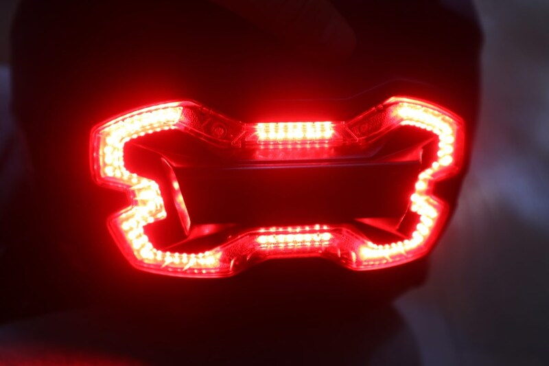 100個の高輝度のLEDで鮮明な発光を放ってくれる