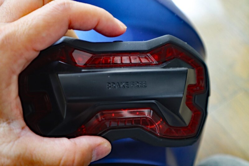 電源のオンオフとモードの切り替えは本体上部のスイッチで行う