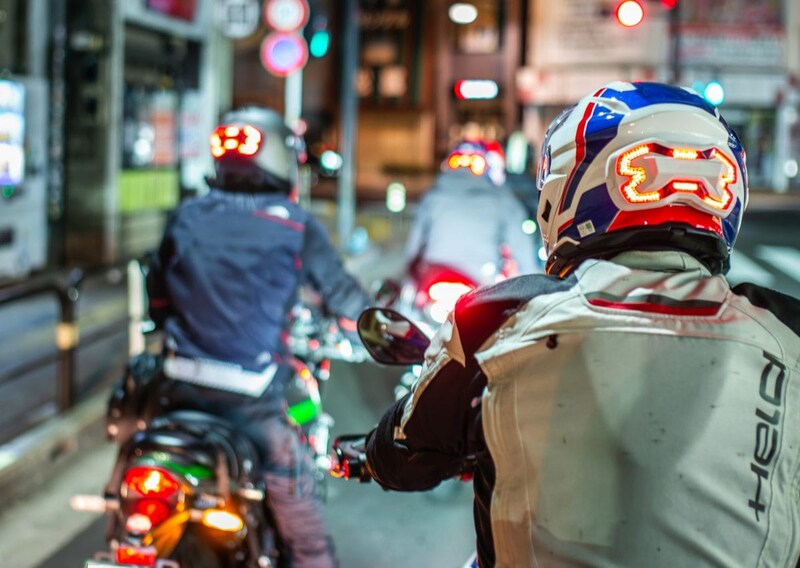 装置内部に搭載されたセンサーが減速を検知するとライトを点灯させ、後続車両に減速を知らせてくれる