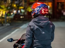 【バイク乗り必見】追突事故のリスクを劇的に下げる！ヘルメットに貼るだけ“第3のブレーキランプ”がライダーの命を救う!?