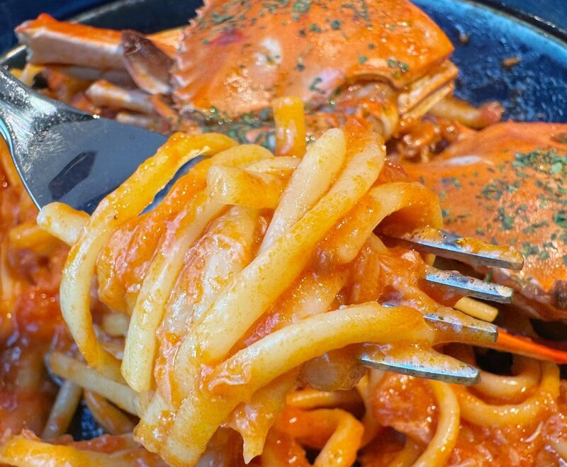 まろやかなクリームがトマトの程よい酸味と調和し、モチモチとした食感のパスタによく絡む逸品