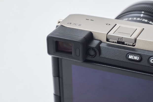 電子ビューファインダーが背面左上に備わっている