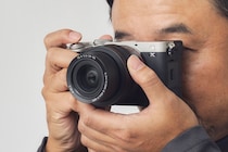 【今こそ狙い目】ソニー「α7C II」はなぜ名機なのか？最新機より“あえて”選びたい小型フルサイズの傑作／No.1モノ雑誌編集長のお墨付き『コレ買いです』Vol.142