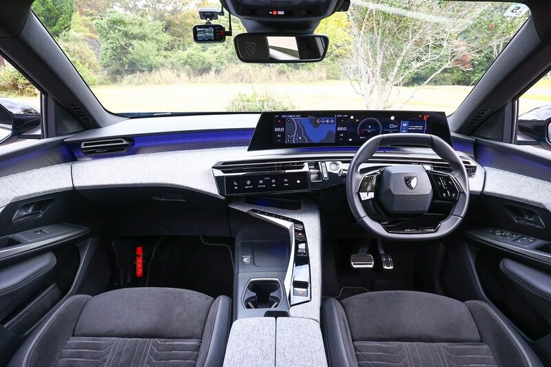 21インチの横長モニターなどを採用したパノラミックiコクピット