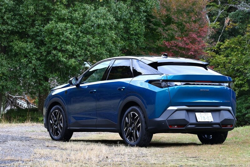 ウインドーを寝かせて、ハイデッキスタイルを強調したリアデザイン