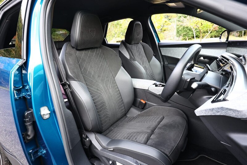 座り心地は少々硬めでスポーティな味付け