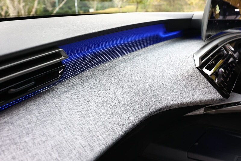 インパネのくぼんだ部分やシフトまわりなどを照らしてくれるアンビエントライトを装備