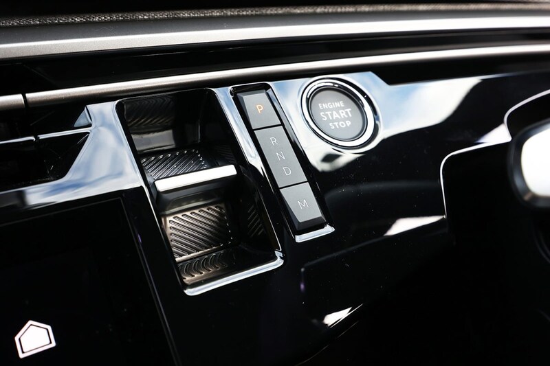 インパネ上にあるシフトは、ボタン式のニューオートマチックセレクターと呼ばれる