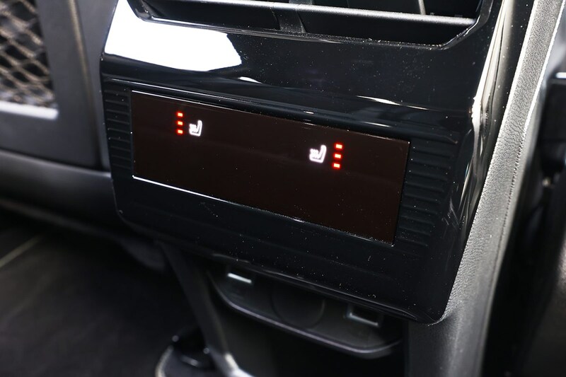 アルカンタラパッケージでは後席にもシートヒーターが付く