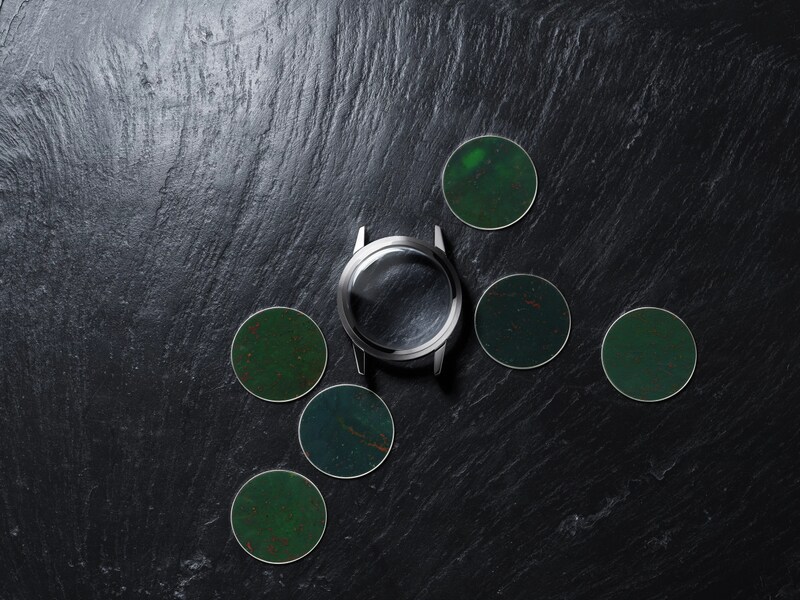 天然石の豊かな表情を引き立てるため、文字盤にはヘアライン仕上げのドーフィン針と、ポリッシュ仕上げのアプライドインデックスを配置