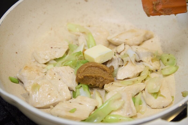 STEP2　長ネギを炒めてから味噌とバターを加える