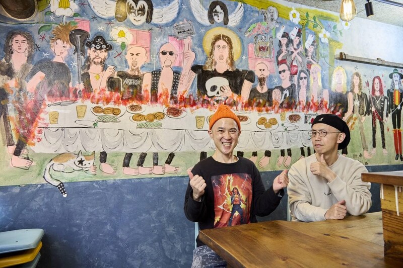 壁一面のメタルバンド壁画を肴にサイコーのめしを！