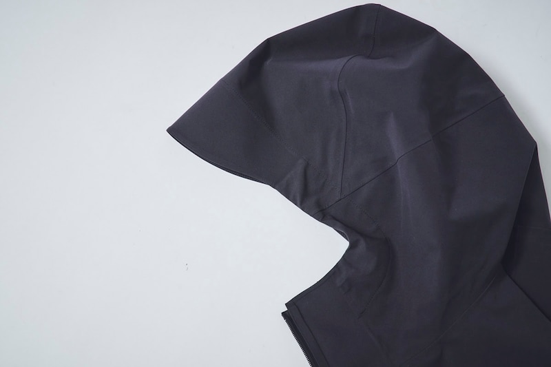 やや長めのフードのつばもスタイリッシュ