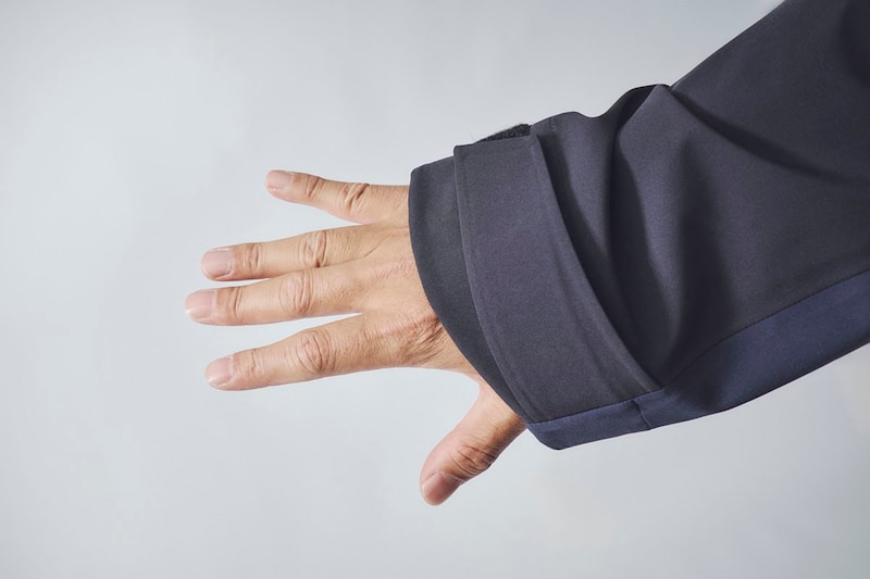 甲側の袖が長いデザイン