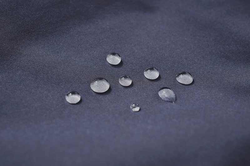 小雨程度の水を弾く撥水加工も