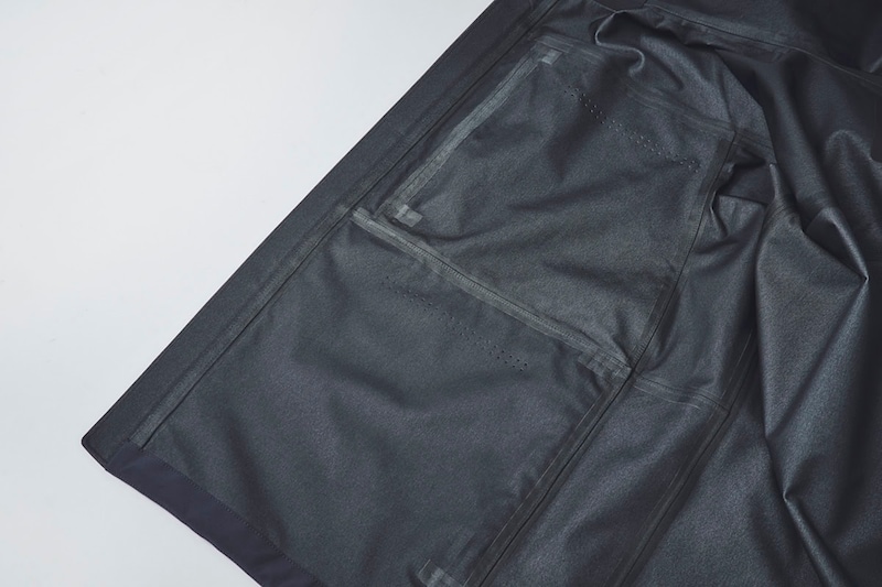 縫い目にはシームテープが丁寧に貼り付けられ、水の侵入を防止