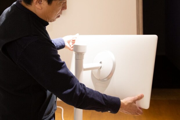 モニターの高さは無段階調整で上下20cmに可動、角度調節も上下に20度可動できるので、使いやすい位置を見つけて使用できます