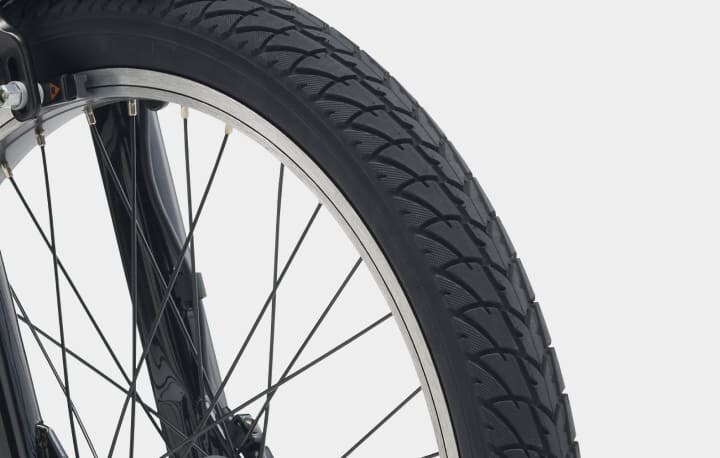 安定感のある走りを実現する20インチの幅広タイヤ