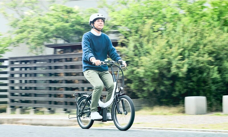 操作方法はシンプルで、電源を入れたら走行モードを選択し、右側のスロットルグリップを回すと走り出す。