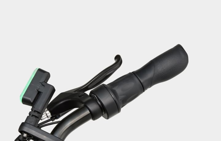 スロットルグリップの操作量によって速度調節をおこなうことが可能