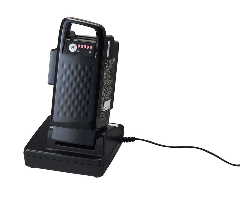 バッテリーは電動アシスト自転車と同じように簡単に取り外すことができて、小型ながらも大容量