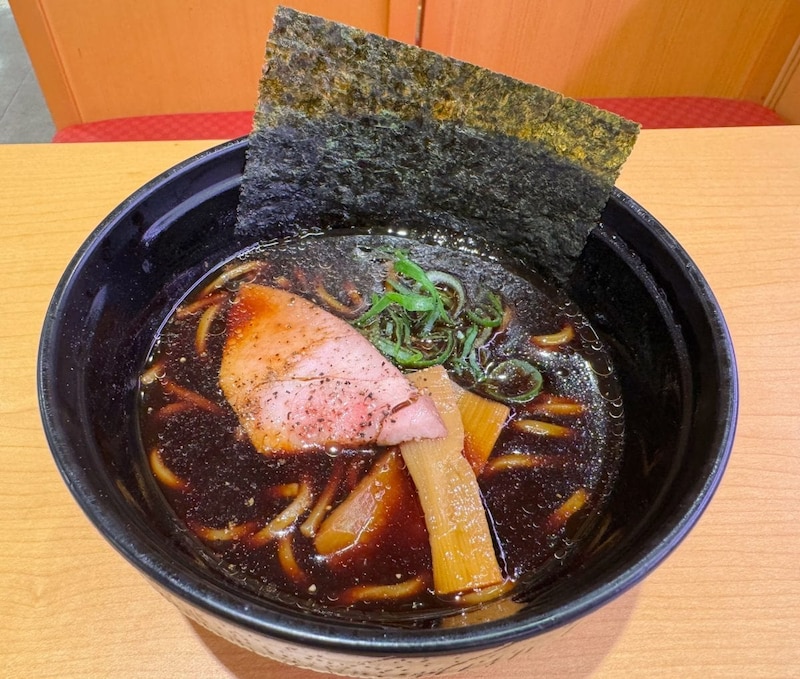 黒胡椒香る「極麺青二犀」監修のブラックラーメン