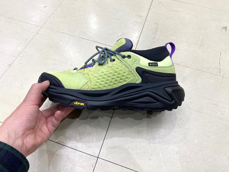 ミッドソールには、環境への負荷が少ないサトウキビ由来のEVA素材を使った2層構造を採用