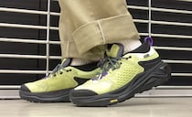 【ゴアテックス×ヴィブラムで最強すぎる】ハイクシューズの常識を壊す！HOKAの最高峰「KAHA 3 LOW GTX」をエディターが試し履き