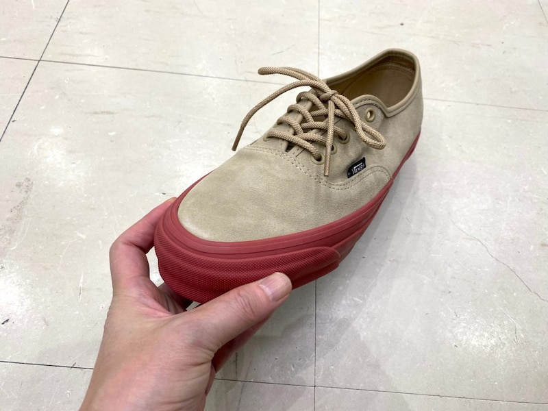 アッパーには、毛足の短いプレミアムスウェードを使用