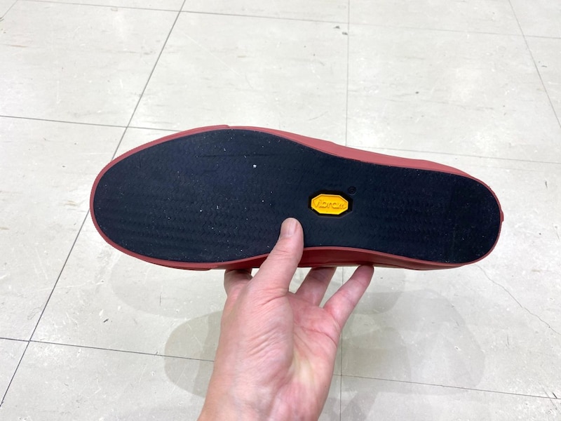 アウトソールにはビブラム（Vibram®）のカスタムソールを搭載