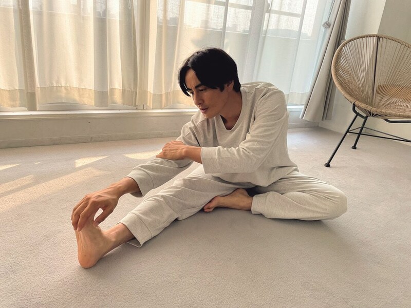 「朝スッキリ目覚めてからのストレッチ。生地に伸縮性があるので、突っ張る感じがなく、気持ち良く動けます」