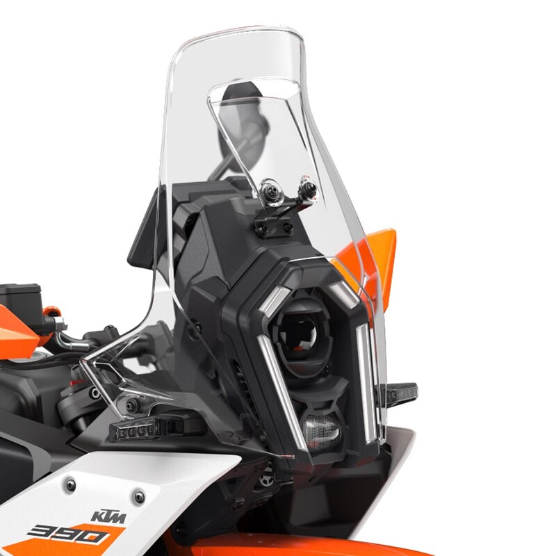 バイクの顔となるフロント部分には、コンパクトながらも優れた光量で視認性を確保してくれる最新鋭の高輝度LEDヘッドライトと堅牢かつ効率的なウィンドシールドを備える