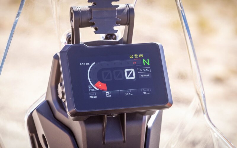 フルカラーTFTディスプレイは周囲の光に合わせて自動調整をおこなってくれる