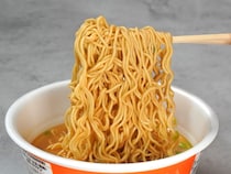 【カップ麺なのに罪悪感ゼロ!?】BASE FOOD初、完全栄養食の「汁ありラーメン」って正直どうなの？マニアが醤油と味噌をガチ食べ比べ